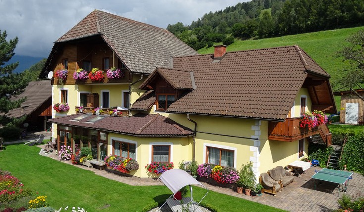Bauernhof der Familie Horn Wohnhaus mit Balkon und Garten