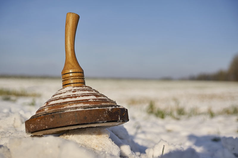 Eisstock im Schnee