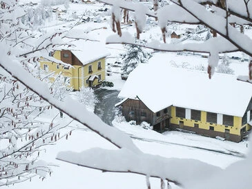 Verschneiter Bauernhof im Winter