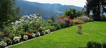 Garten mit Blumenbeet