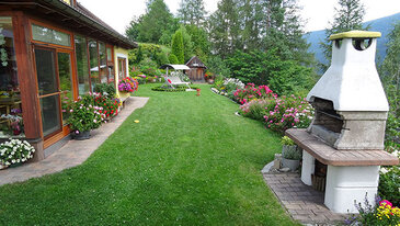 Garten mit Blumen und Griller