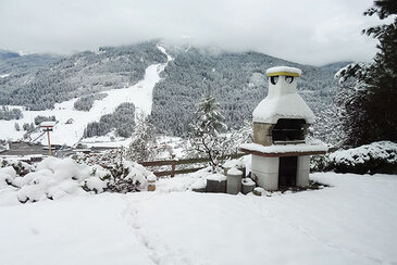 Verschneiter Garten mit Blick auf den Kreischberg