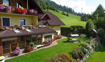 Wohnhaus mit Balkon und Garten