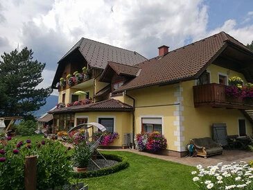Wohnhaus mit Balkon und Garten