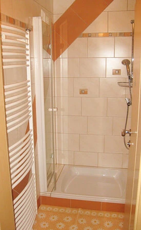 Badezimmer mit Dusche