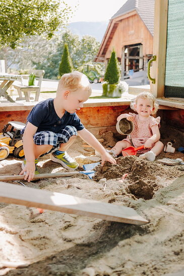 Kinder in Sandkiste